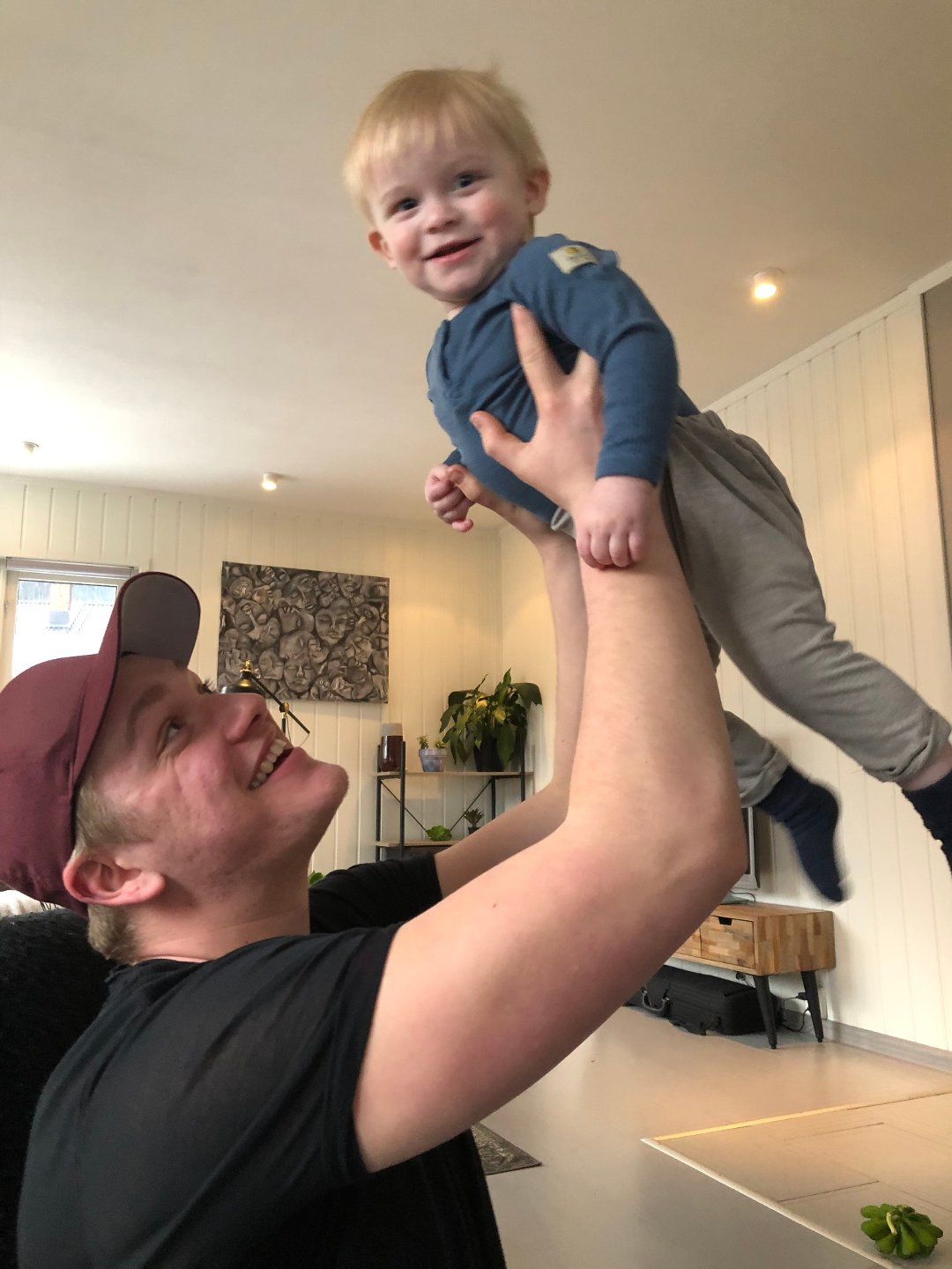 Far og sønn: Bjørn Tore løfter sin kjære sønn Jon Leunell trygt opp i lufta.